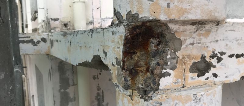 Tache brune ouvrage béton