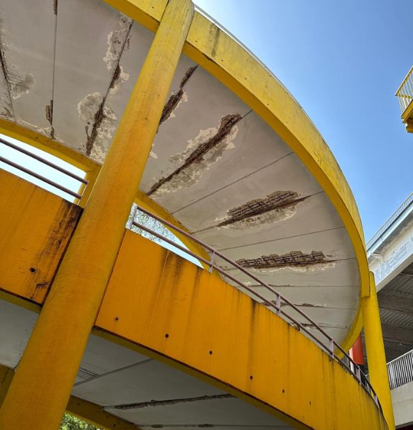 Epaufrure sur une rampe en béton