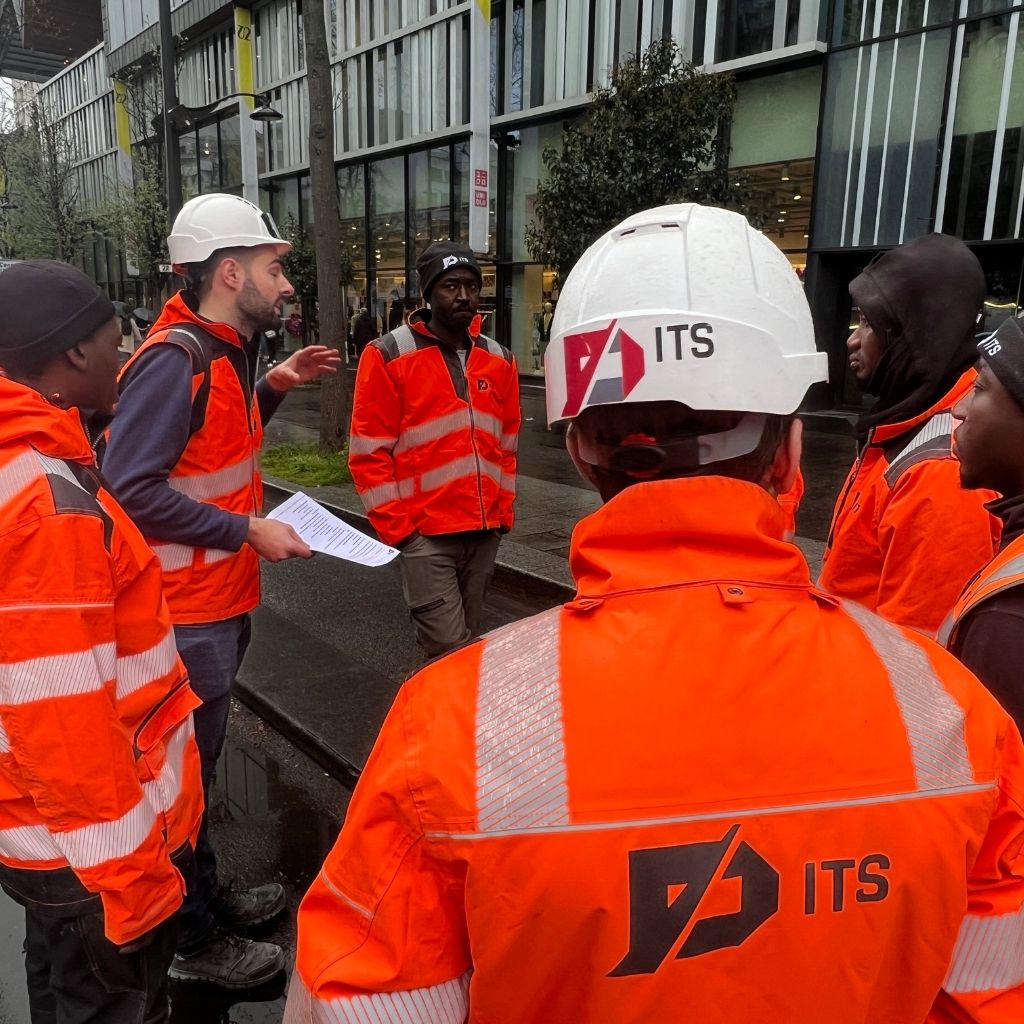 Equipe en préparation de la précontrainte additionnelle